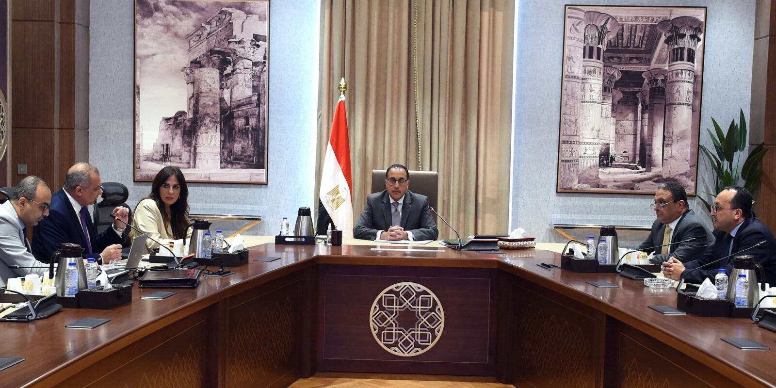 رئيس الوزراء يلتقي رئيس صندوق التنمية الحضرية وهيئة الدواء توقع اتفاقية تعاون مع دستور الأدوية الأمريكية