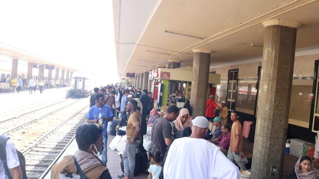 مصر تنظم رحلات قطارات مكيفة لعودة الأشقاء السودانيين طوعاً إلى وطنهم 30 525576190 1295261635977587 7705252937712440812 n